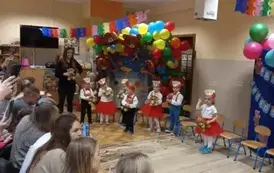 dzieci tańczą i śpiewają