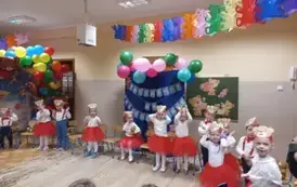 maluszki pokazują ruchy do piosenki