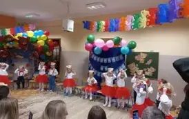 dzieci tańczą i śpiewają
