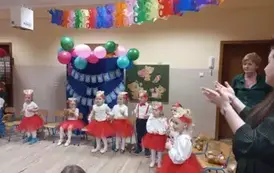 dzieci tańczą i śpiewają