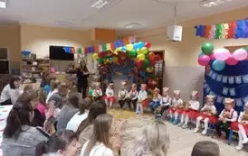 dzieci śpiewają piosenkę, rodzice oglądają występ