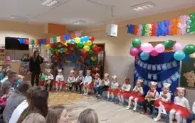 dzieci ustawione do występu