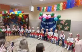 dzieci ustawione do występu