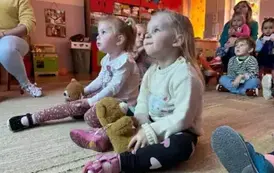dzieci z grupu 1 oglądają prezentację