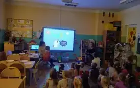 starszaki oglądają prezentację dotyczącą ochrony małoletnich
