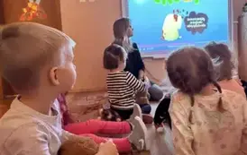 pani psycholog omawia prezentację