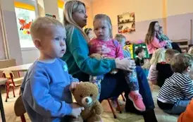 dzieci z 1 grupy oglądają prezentację