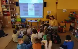 dzieci oglądają prezentację dotyczącą standard&oacute;w ochrony małoletnich