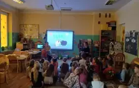 starszaki oglądają prezentację dotyczącą ochrony małoletnich