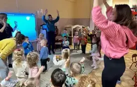 maluszki bawią się przy muzyce