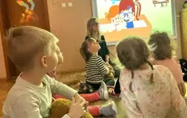 dzieci rozmawiają z panią psycholog