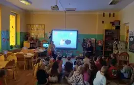 starszaki oglądają prezentację dotyczącą ochrony małoletnich
