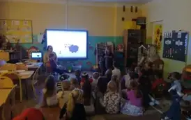 starszaki oglądają prezentację dotyczącą ochrony małoletnich