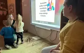 nauczycielka omawia slajdy na prezentacji