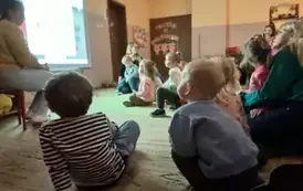 dzieci oglądają prezentację dotyczącą standard&oacute;w ochrony małoletnich
