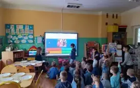 dzieci oglądają film o prawach dziecka