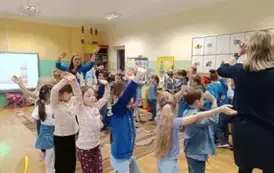 dzieci bawią się przy muzyce