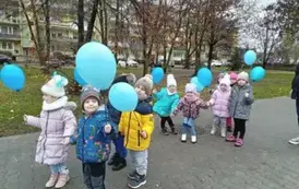 dzieci na spacerze z niebieskimi balonami