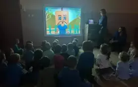 dzieci oglądają film edukacyjny o prawach dziecka