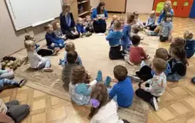 dzieci siedzą w kole