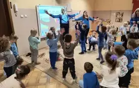 dzieci wykonują ćwiczenia ruchowe