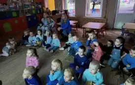 maluszki ubrane na niebiesko oglądają film