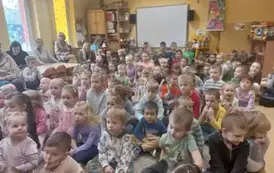 dzieci śpiewają piosenkę na koncercie