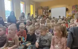 dzieci śpiewają piosenkę na koncercie
