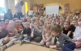dzieci oglądają koncert