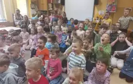 dzieci biorą udział w koncercie