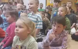 dzieci z grupy 4 słuchają koncertu