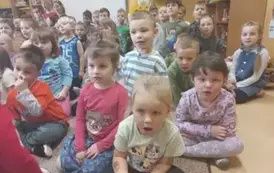 dzieci słuchają koncertu