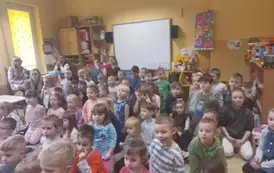 dzieci słuchają śpiewu pani