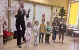 dzieci naśladują kotki