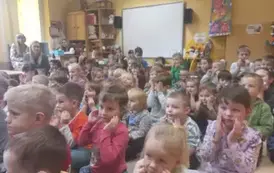 dzieci wykonują masaż twarzy