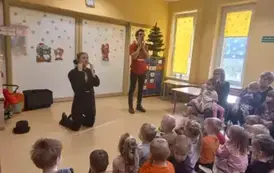 pani naśladuje kotka