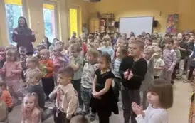 dzieci oglądają koncert