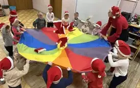 dzieci bawią się chustą animacyjną