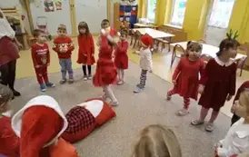 dzieci ubrane na czerwono śpiewaja piosenkę