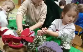 dzieci sadzą roślinkę w słoiku