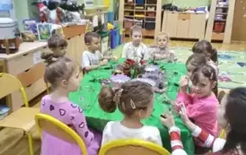 dzieci przygotowuja sie do warsztat&oacute;w