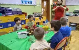 dzieci czekają na warsztaty