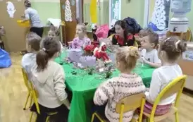 dzieci wkładają ozdoby do słoika