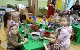 dzieci wkładają ozdoby do słoika
