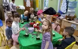 dzieci wykonują las w słoiku