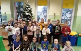 dzieci z grupy 7 pozują ze swoimi słoikami