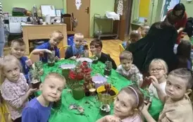dzieci przygotowuja sie do warsztat&oacute;w