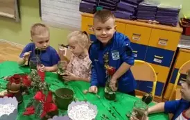 dzieci siedzą przy stolikach