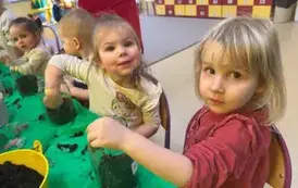 dzieci wykonują las w słoiku
