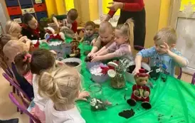dzieci biorą udział w warsztatach